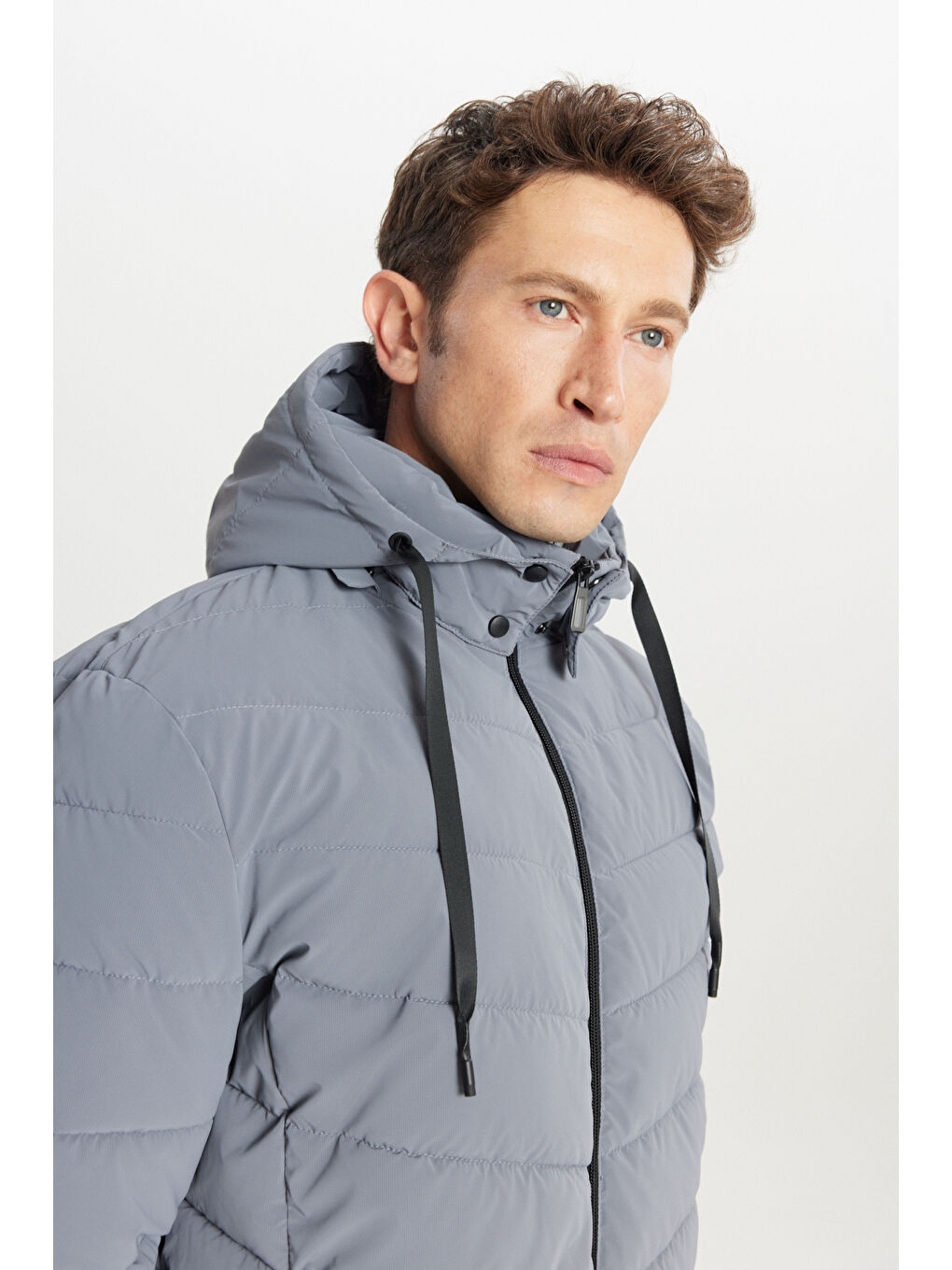 Erkek Gri Standart Fit Normal Kesim Dik Yaka Kapüşonlu Yan Cepli Şişme Mont-3