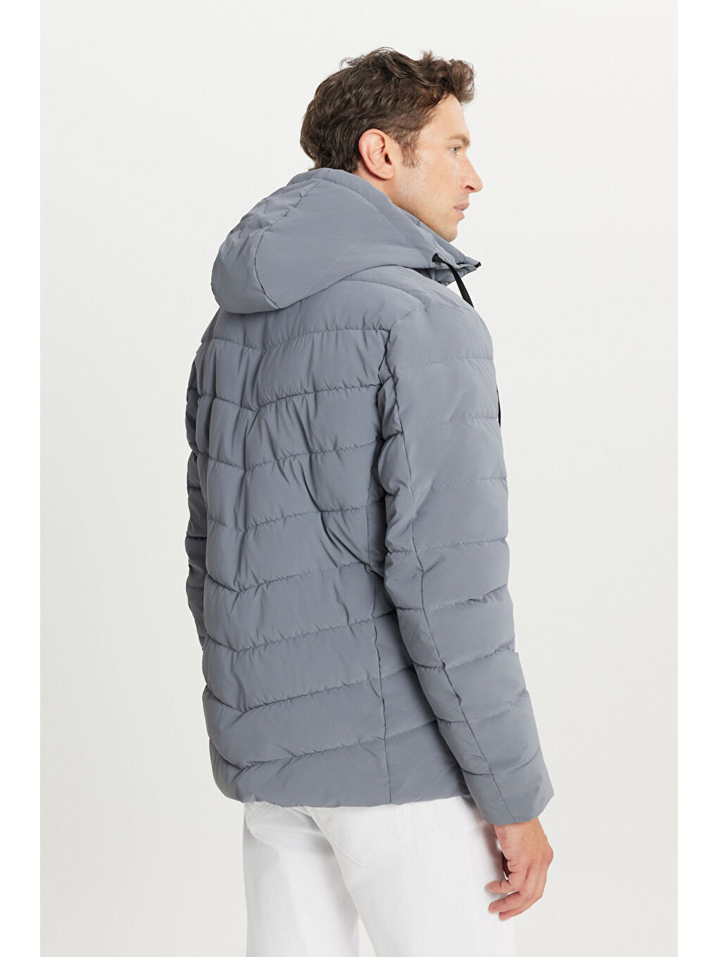 Erkek Gri Standart Fit Normal Kesim Dik Yaka Kapüşonlu Yan Cepli Şişme Mont-4