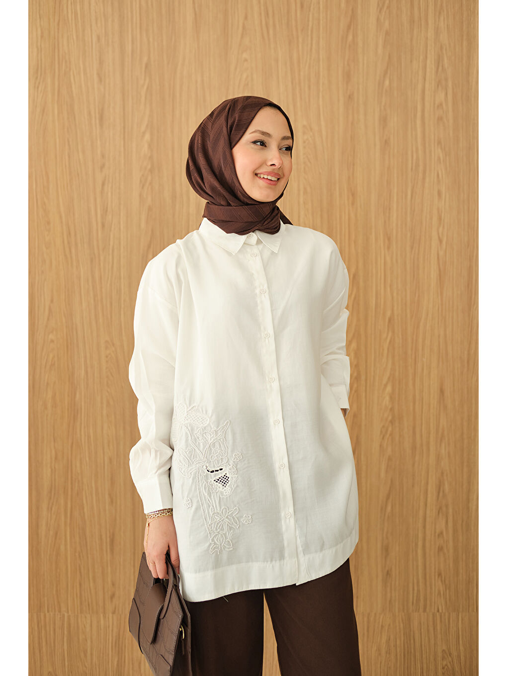 Kadın Boncuk Nakış Detaylı Gömlek Beyaz-1