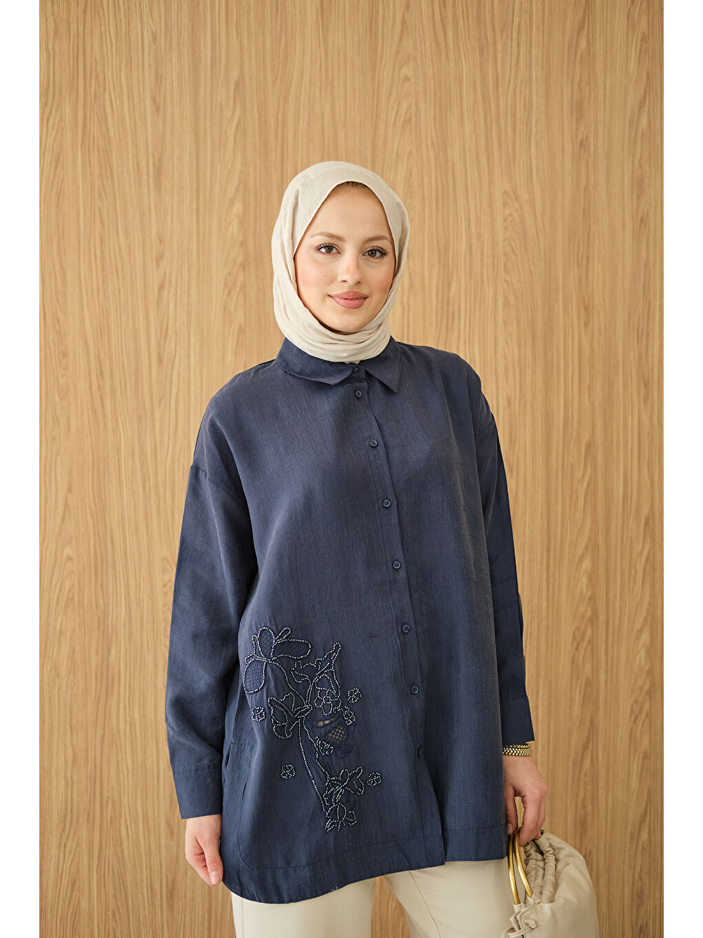 Kadın Boncuk Nakış Detaylı Gömlek Lacivert