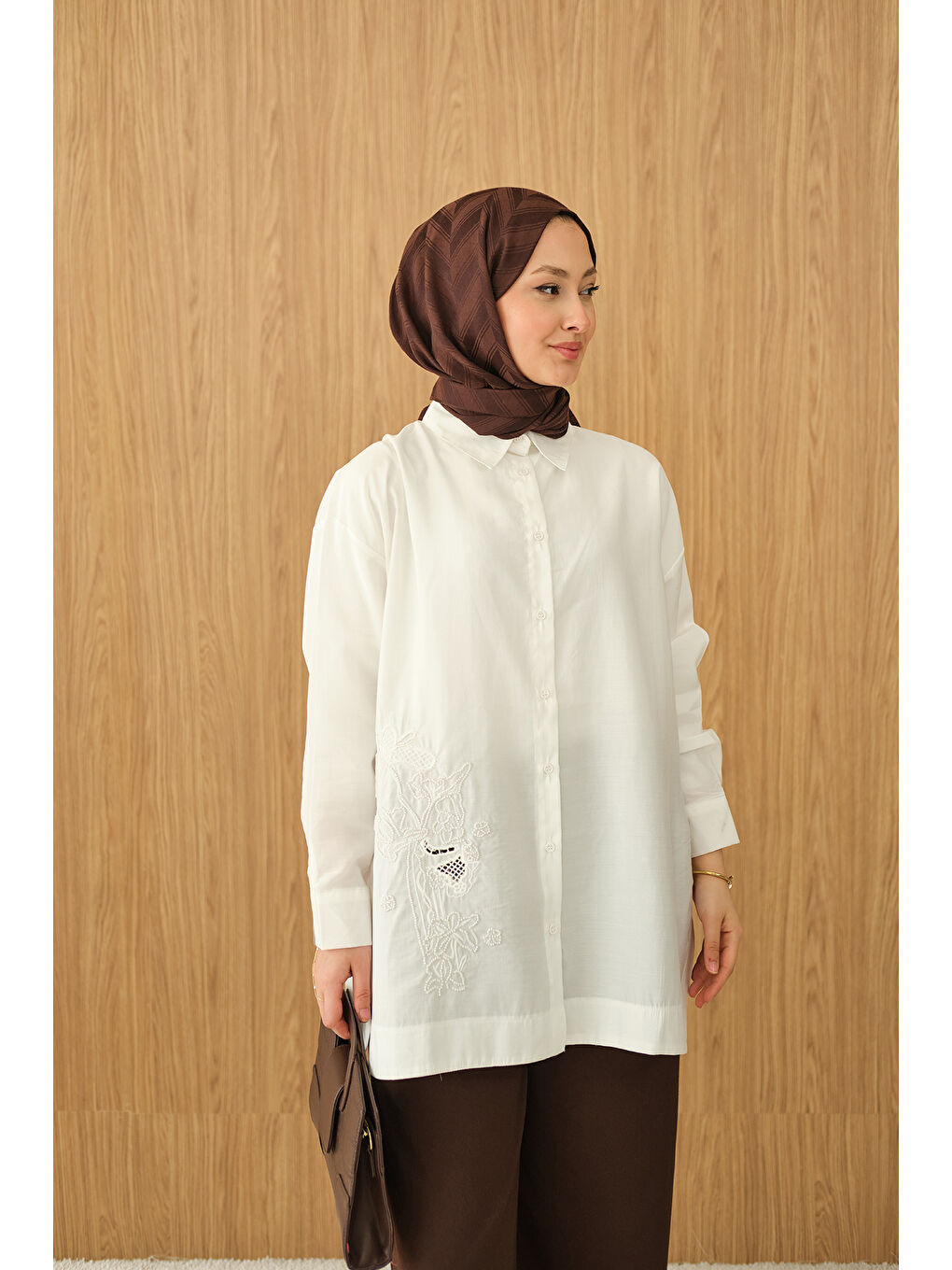 Kadın Boncuk Nakış Detaylı Gömlek Beyaz-4
