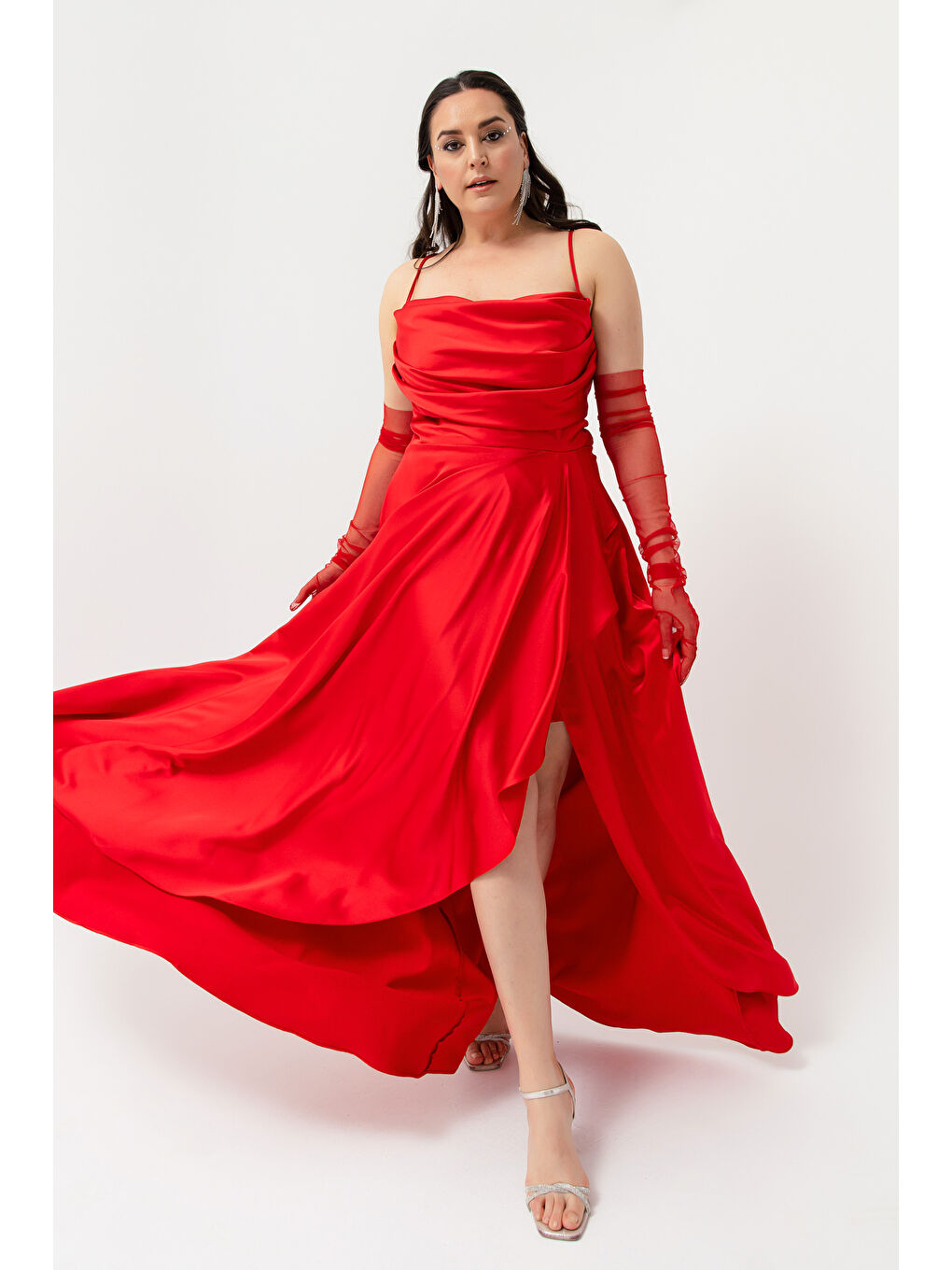 Kadın Kırmızı Volanlı Yırtmaçlı Büyük Beden Saten Abiye Mezuniyet Elbisesi