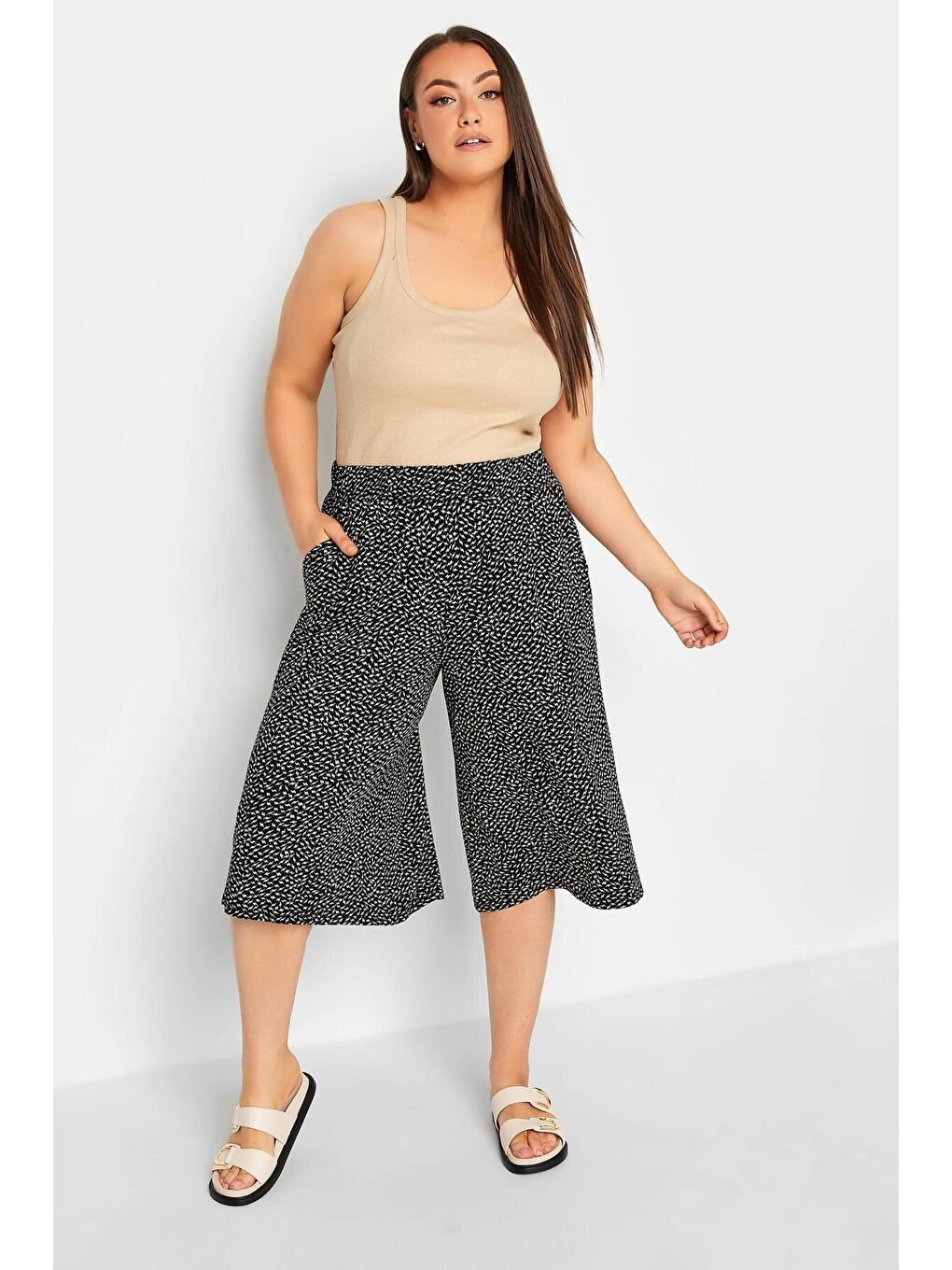 Siyah Büyük Beden Desenli Bol Kesim Cepli Elastanlı Kapri Pantolon 302426