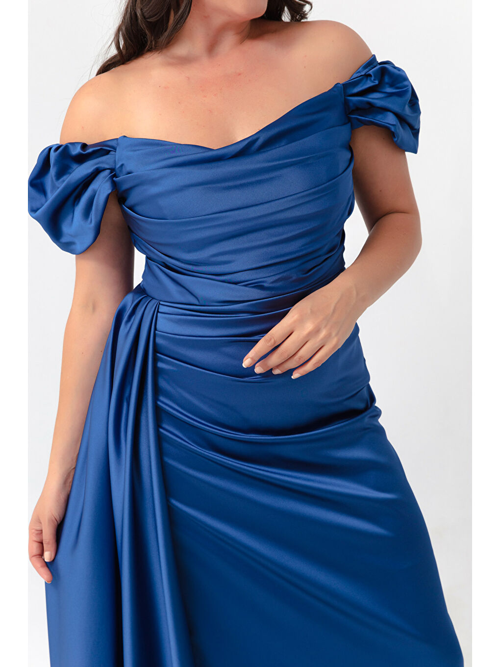 Kadın İndigo Kayık Yaka Kuyruklu Uzun Saten Abiye & Mezuniyet Elbisesi-3