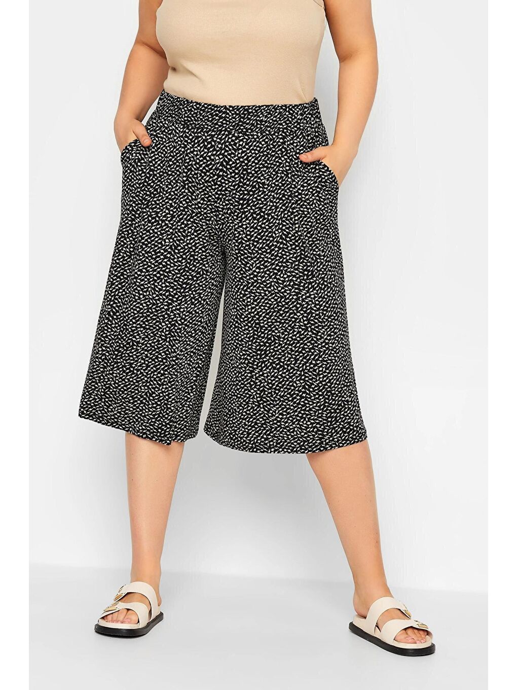 Siyah Büyük Beden Desenli Bol Kesim Cepli Elastanlı Kapri Pantolon 302426-1