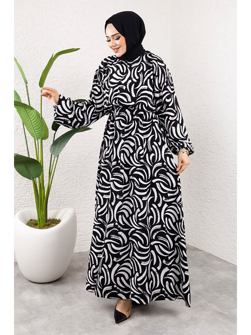 Desenli Beli Lastikli Viskon Elbise TSD250102 Siyah