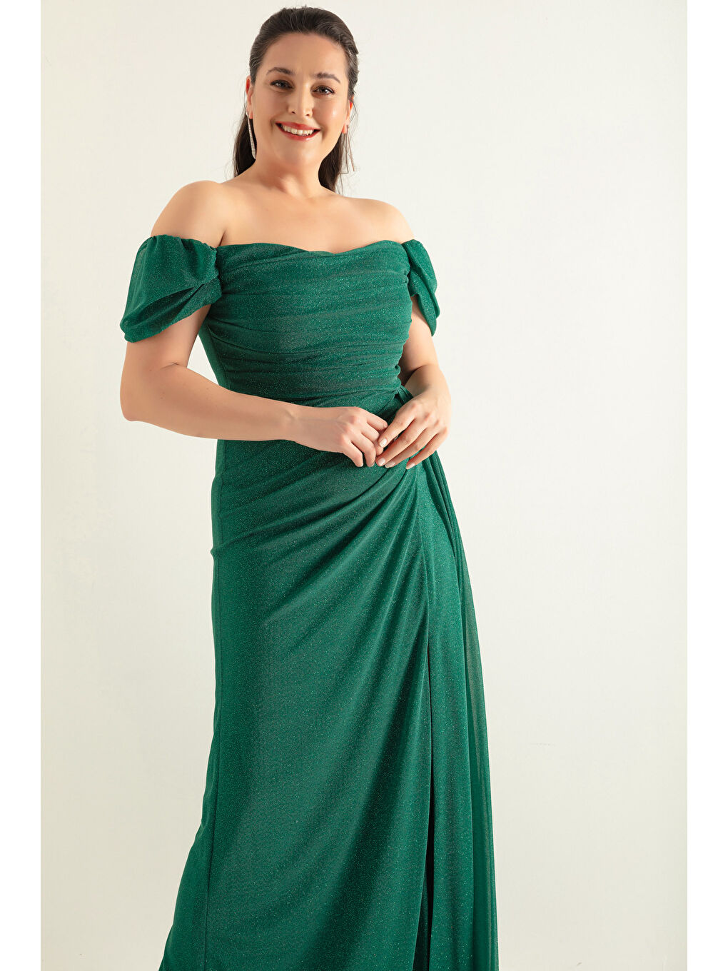 Kadın Zümrüt Yeşili Kayık Yaka Drapeli Yırtmaçlı Uzun Simli Abiye Elbise-2