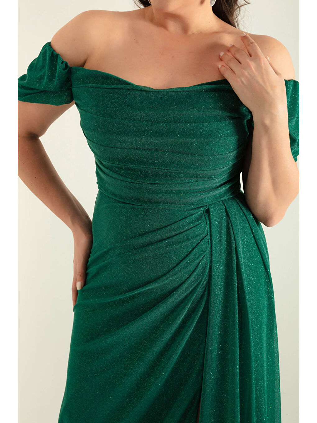 Kadın Zümrüt Yeşili Kayık Yaka Drapeli Yırtmaçlı Uzun Simli Abiye Elbise-3
