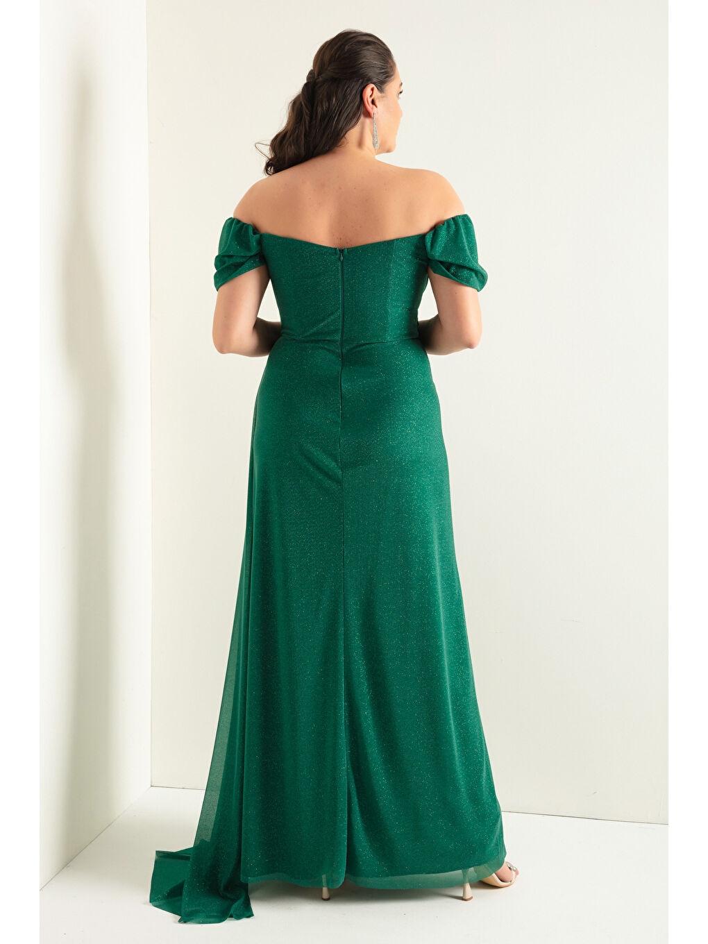 Kadın Zümrüt Yeşili Kayık Yaka Drapeli Yırtmaçlı Uzun Simli Abiye Elbise-4