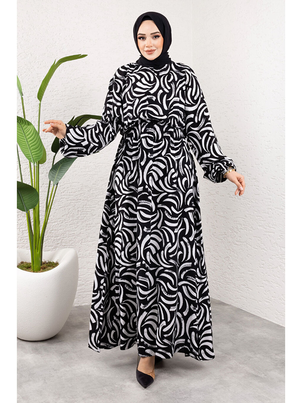 Desenli Beli Lastikli Viskon Elbise TSD250102 Siyah-2