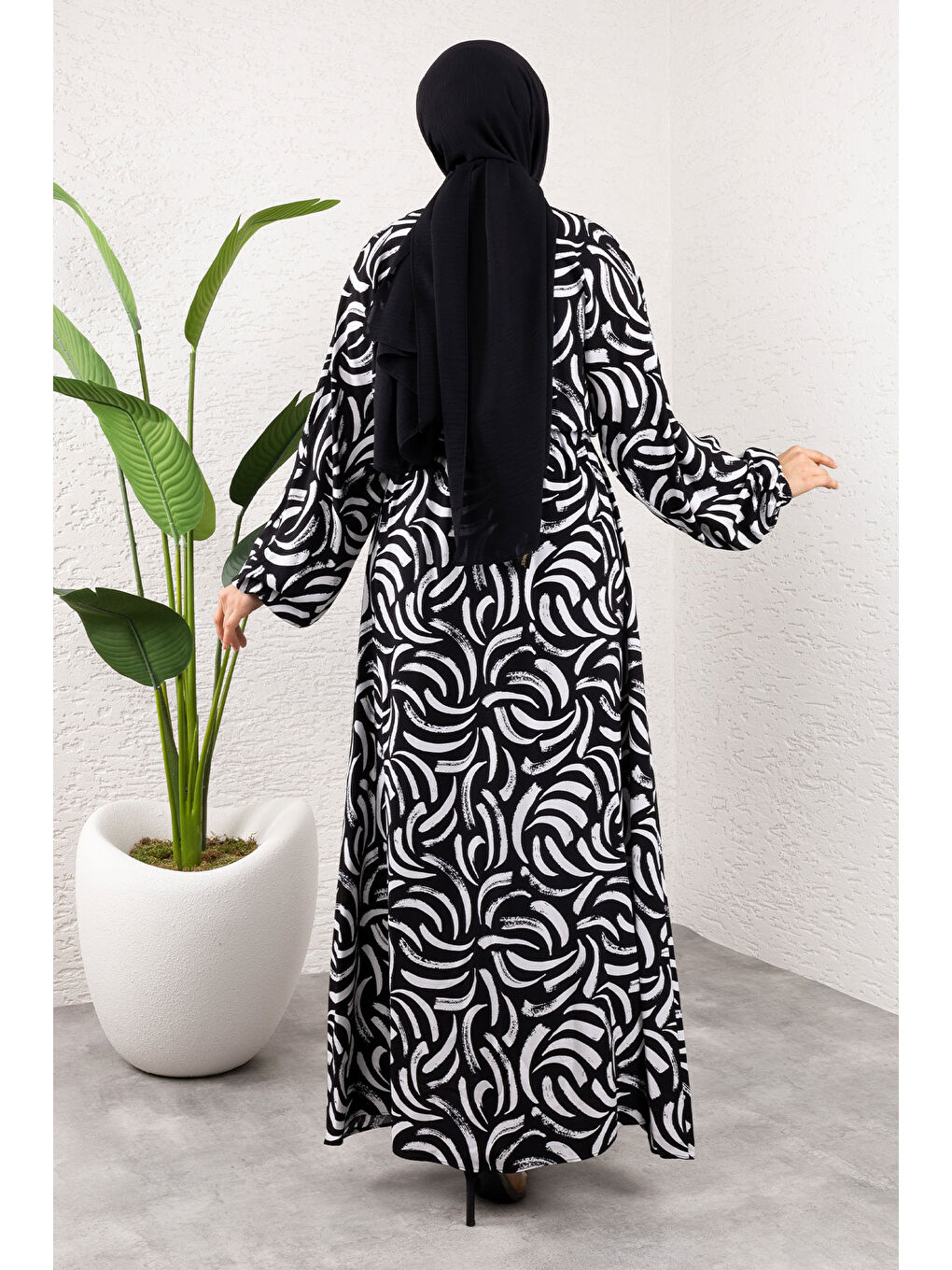 Desenli Beli Lastikli Viskon Elbise TSD250102 Siyah-4