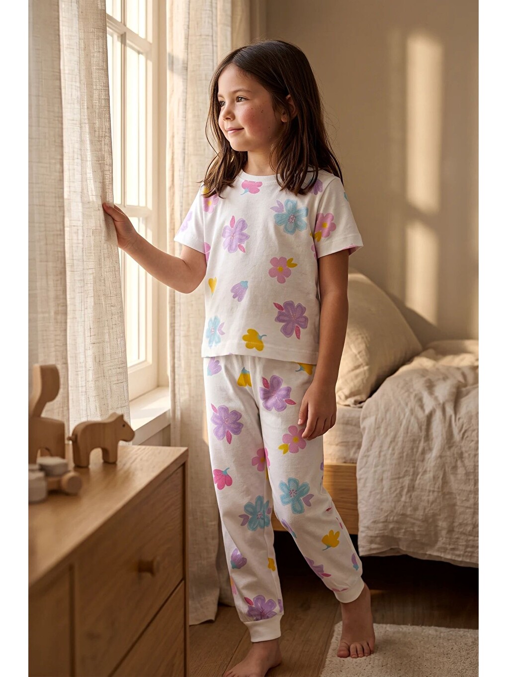 Pastel Renkli Çiçek Desenli Beyaz Kız Çocuk %100 Pamuk Pijama Takımı
