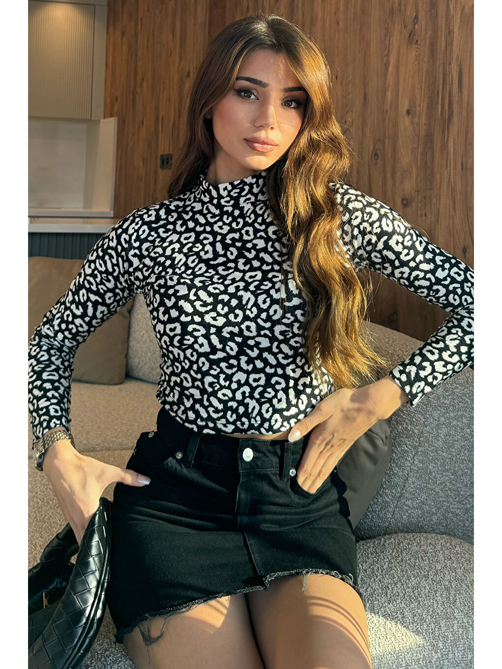 Siyah Yarım Balıkçı Yaka Desenli Crop Top Süet Body Bluz