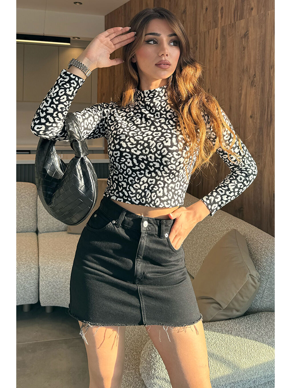 Siyah Yarım Balıkçı Yaka Desenli Crop Top Süet Body Bluz-1