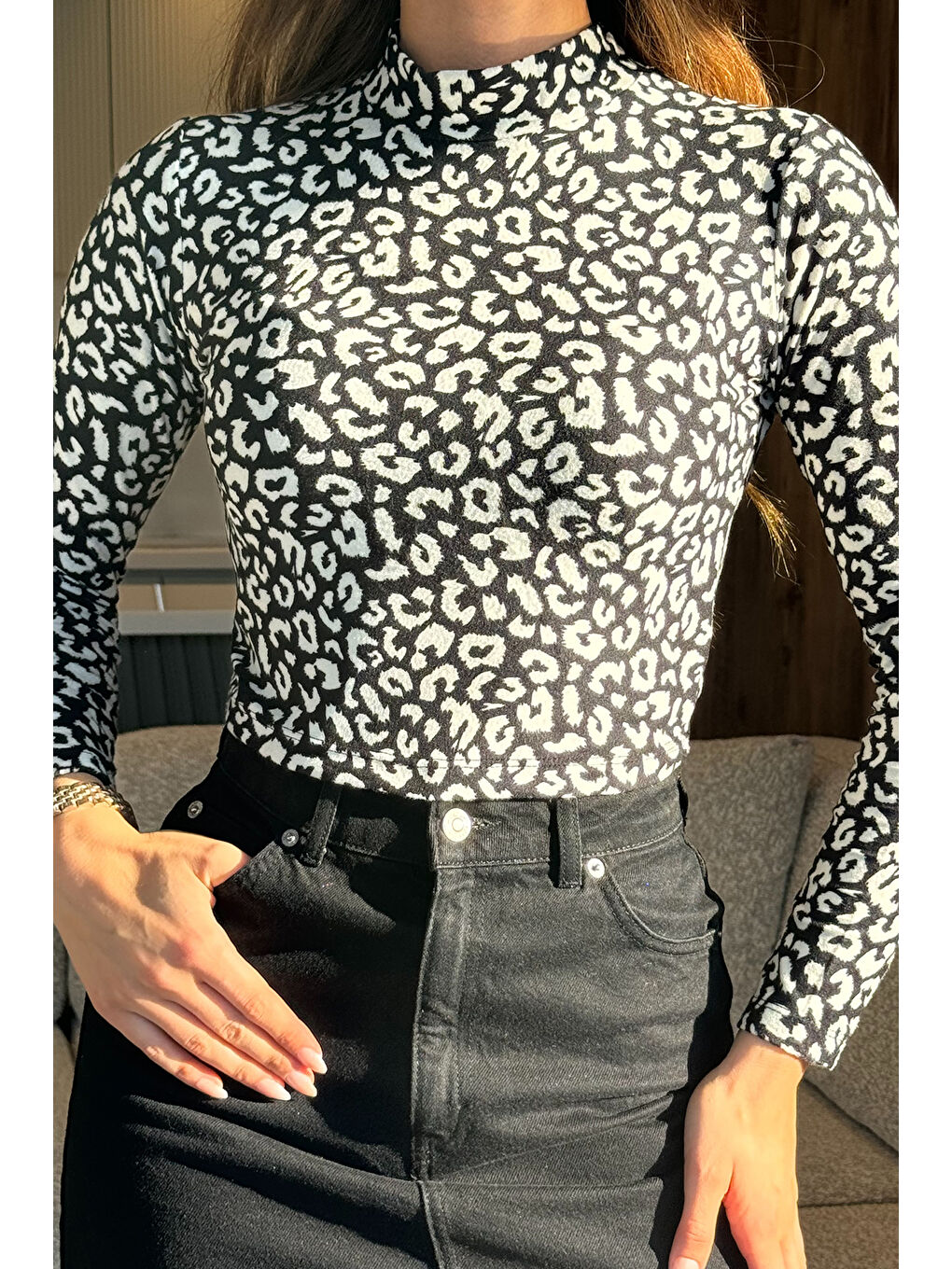 Siyah Yarım Balıkçı Yaka Desenli Crop Top Süet Body Bluz-2