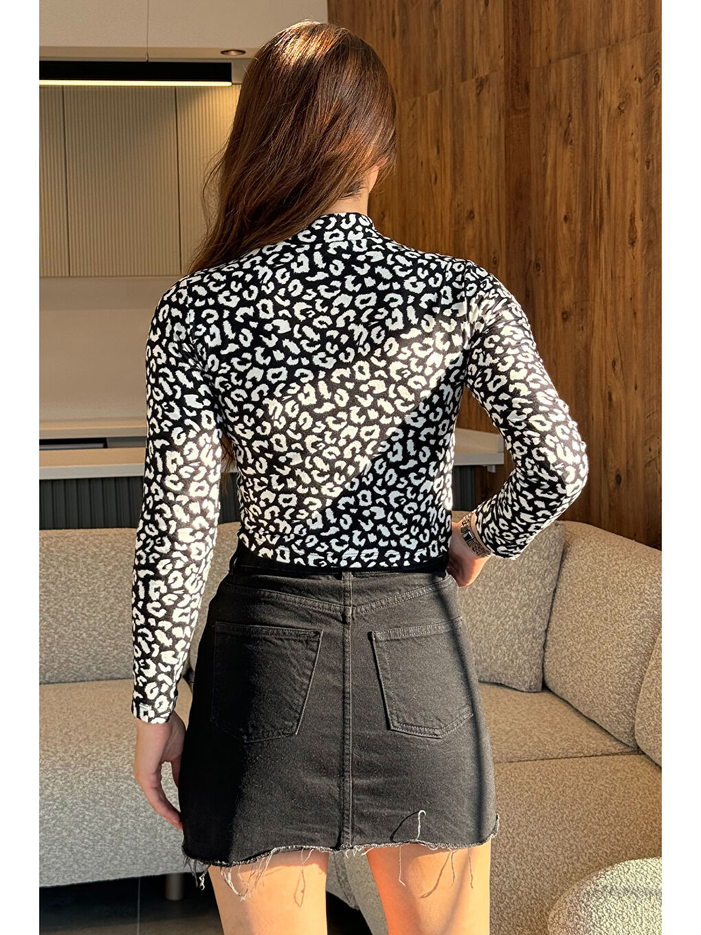 Siyah Yarım Balıkçı Yaka Desenli Crop Top Süet Body Bluz-3