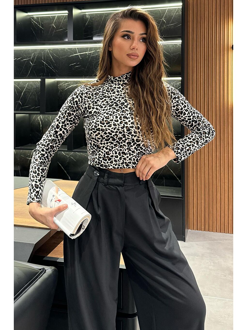 GÜLSELİ Siyah Yarım Balıkçı Yaka Leopar Desenli Crop Top Süet Body Bluz