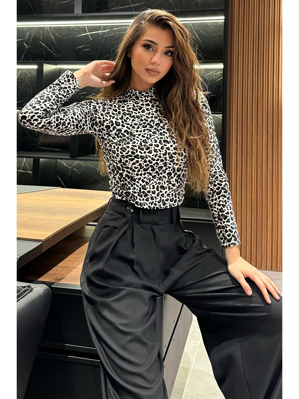 GÜLSELİ Siyah Yarım Balıkçı Yaka Leopar Desenli Crop Top Süet Body Bluz - 1