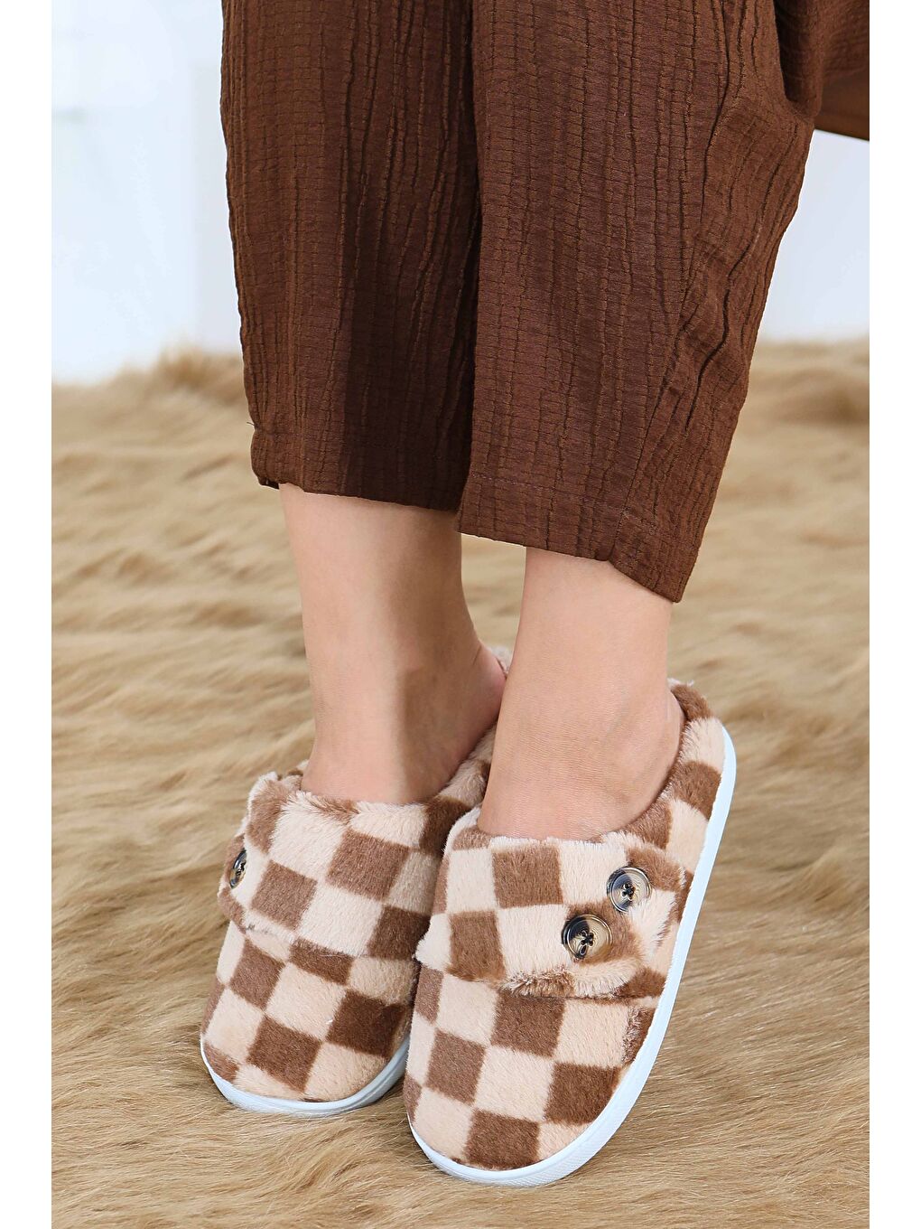 Kahverengi Kadın Kahve Ekoseli Düğmeli Ev Terliği - 27780-KAHVE-2