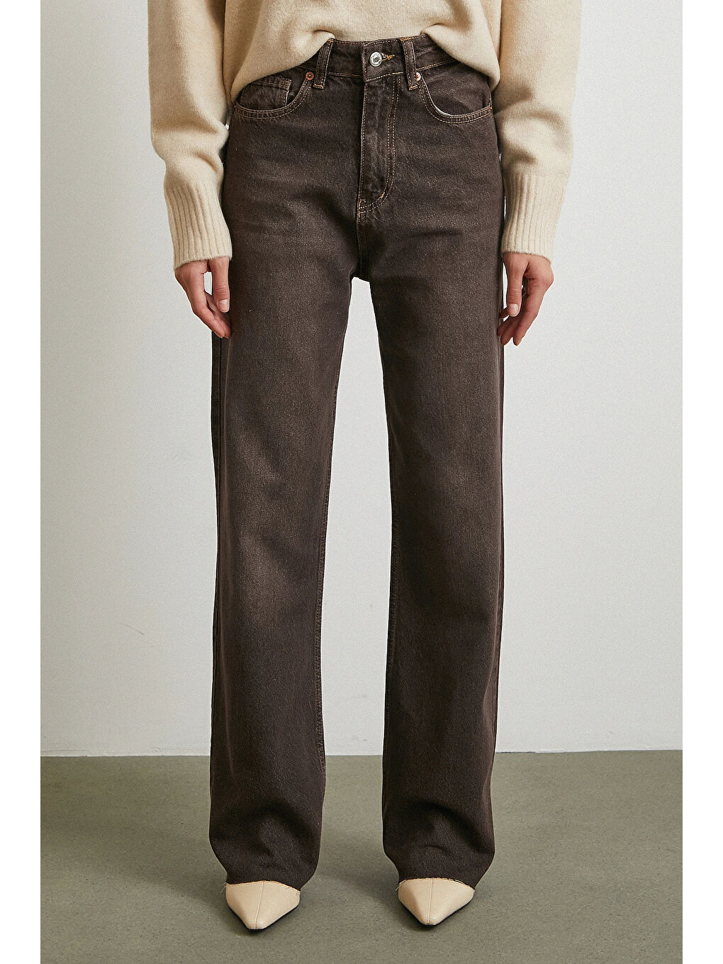 Karışık Yüksek Bel Beş Cepli Kesik Paça Jean Kahve-4