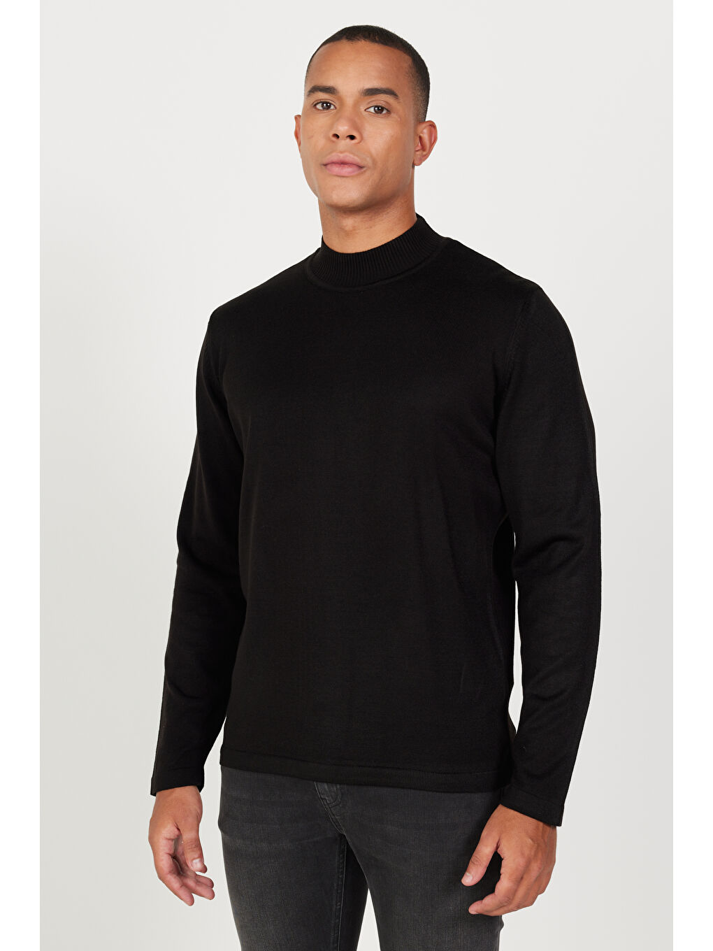 Erkek Siyah Tüylenme Yapmayan Anti-Pilling Standart Fit Yarım Balıkçı Yaka Triko Kazak