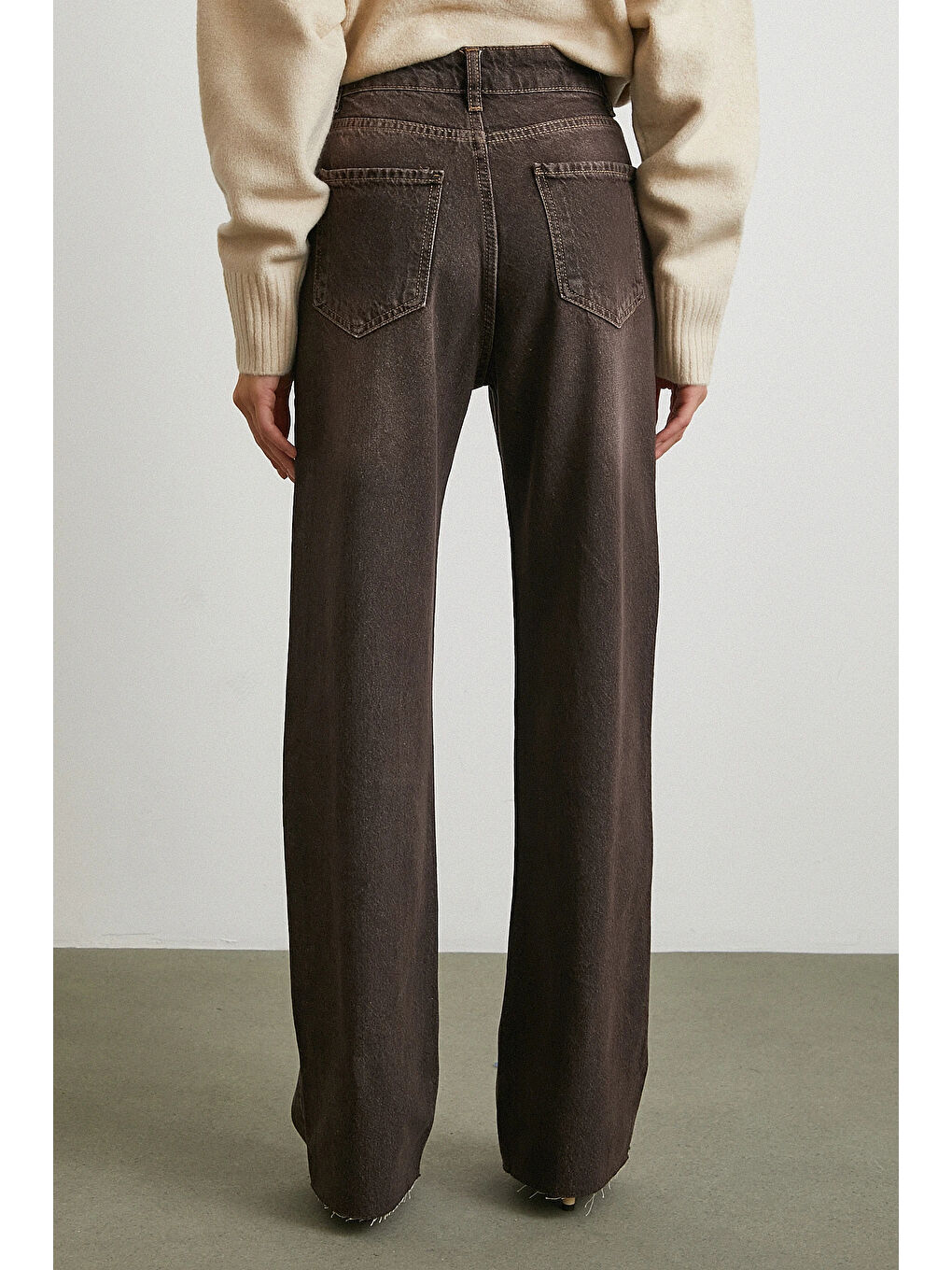 Karışık Yüksek Bel Beş Cepli Kesik Paça Jean Kahve-5