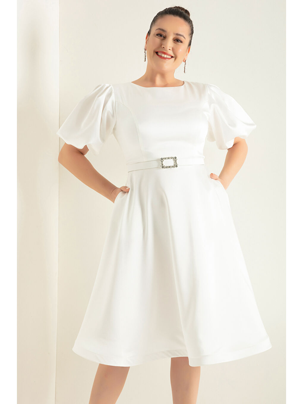 Kadın Beyaz Balon Kollu Taşlı Kemerli Büyük Beden Saten Abiye Elbise-1