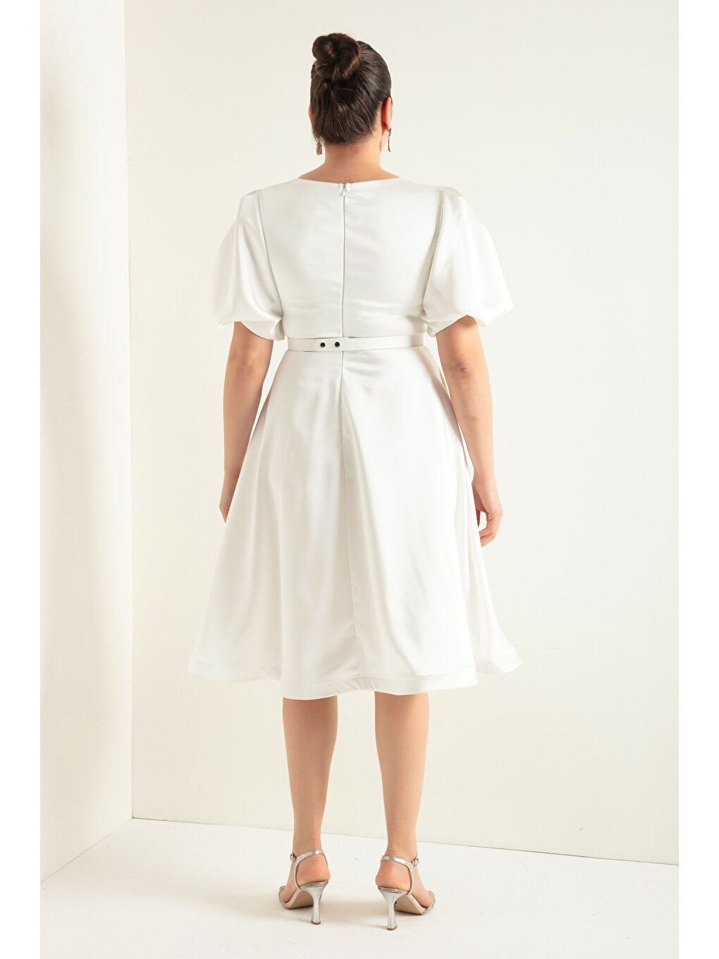 Kadın Beyaz Balon Kollu Taşlı Kemerli Büyük Beden Saten Abiye Elbise-4