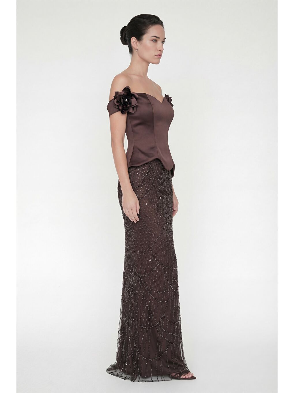 Kadın Kahverengi Kayık Yaka Çiçek Detaylı Uzun Taşlı Abiye Elbise-1