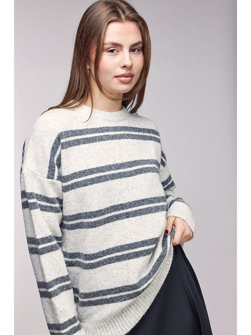 Beyaz Ekru Çizgili Bisiklet Yaka Oversize Triko Kazak-1