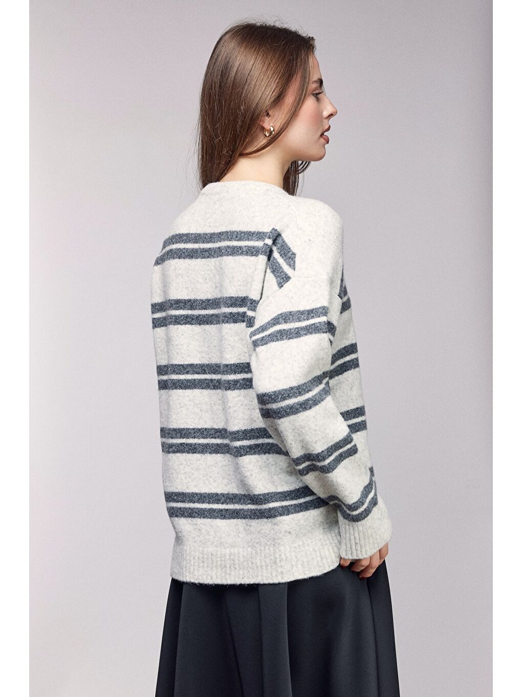 Beyaz Ekru Çizgili Bisiklet Yaka Oversize Triko Kazak-4