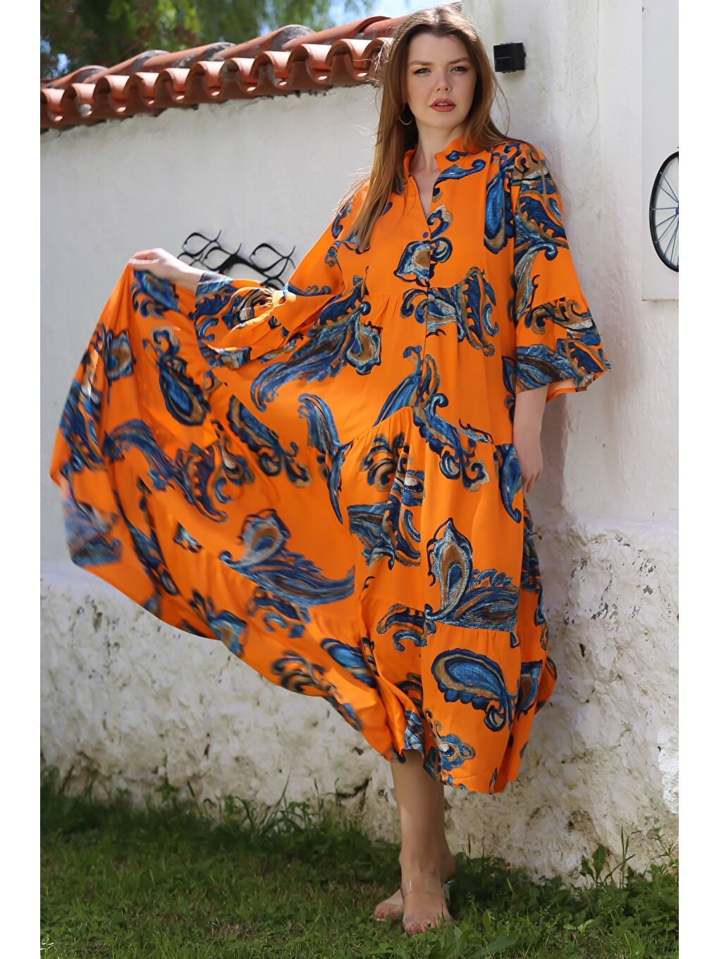 Turuncu V Yaka Fırfırlı Kol Şal Desenli Düğmeli Eteği Fırfırlı Casual Viskon Dokuma Elbise 135 60