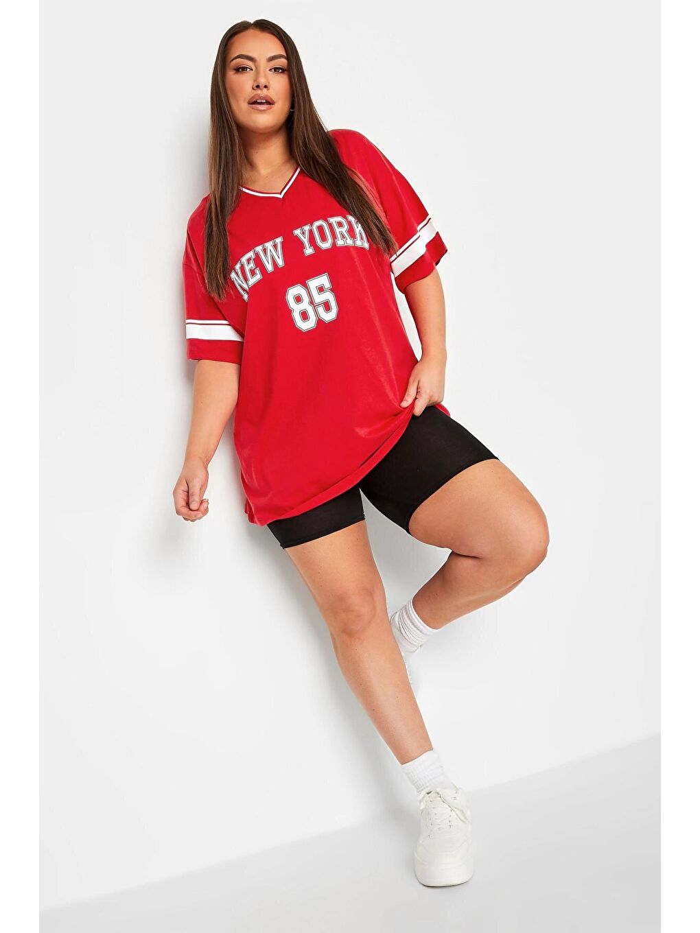 Kırmızı Büyük Beden Önü Baskılı V Yaka Yarım Kollu Uzun Kesim Tişört 321023-1