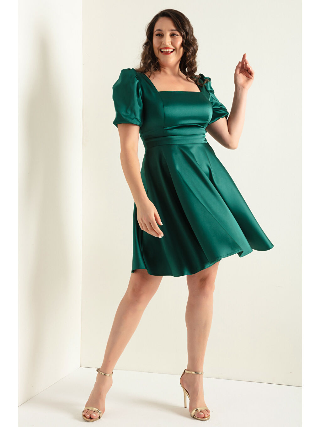 Kadın Zümrüt Yeşili Balon Kol Kloş Kesim Mini Büyük Beden Saten Abiye Elbise