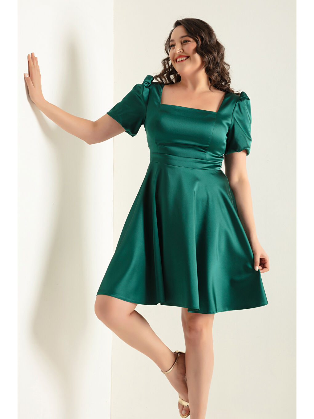 Kadın Zümrüt Yeşili Balon Kol Kloş Kesim Mini Büyük Beden Saten Abiye Elbise-1