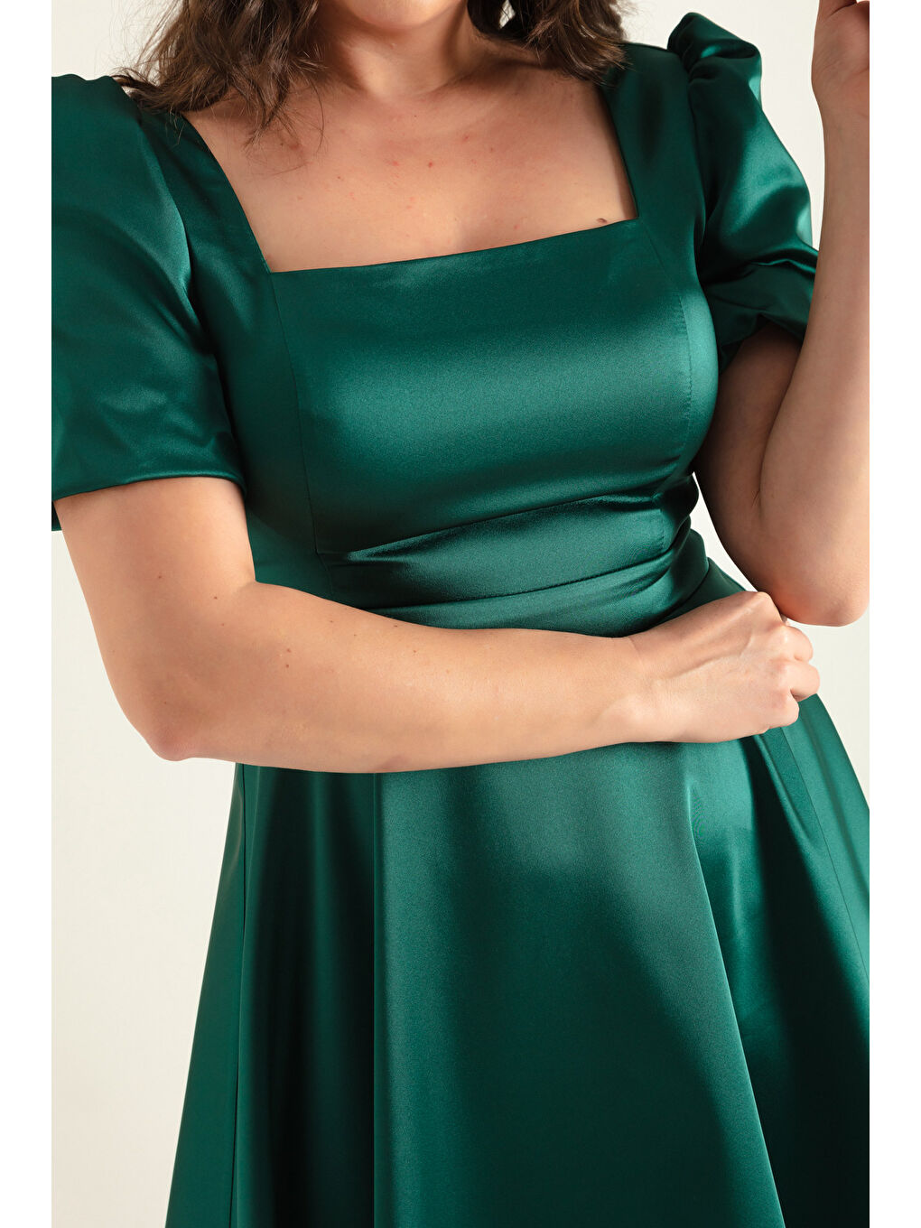 Kadın Zümrüt Yeşili Balon Kol Kloş Kesim Mini Büyük Beden Saten Abiye Elbise-3