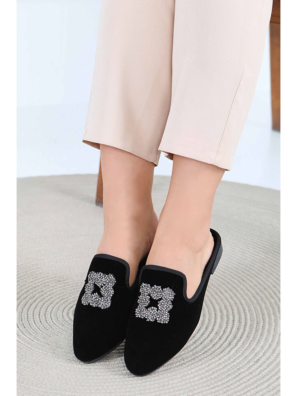 Kadın Siyah Ucu Sivri Süet Tokalı Terlik - 27787-SIYAH-1