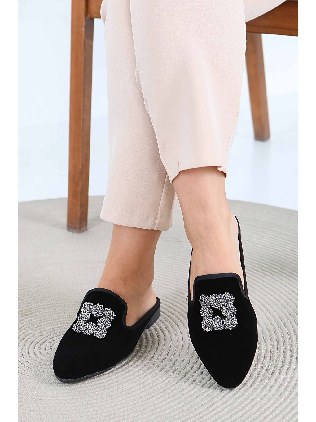 Kadın Siyah Ucu Sivri Süet Tokalı Terlik - 27787-SIYAH-2