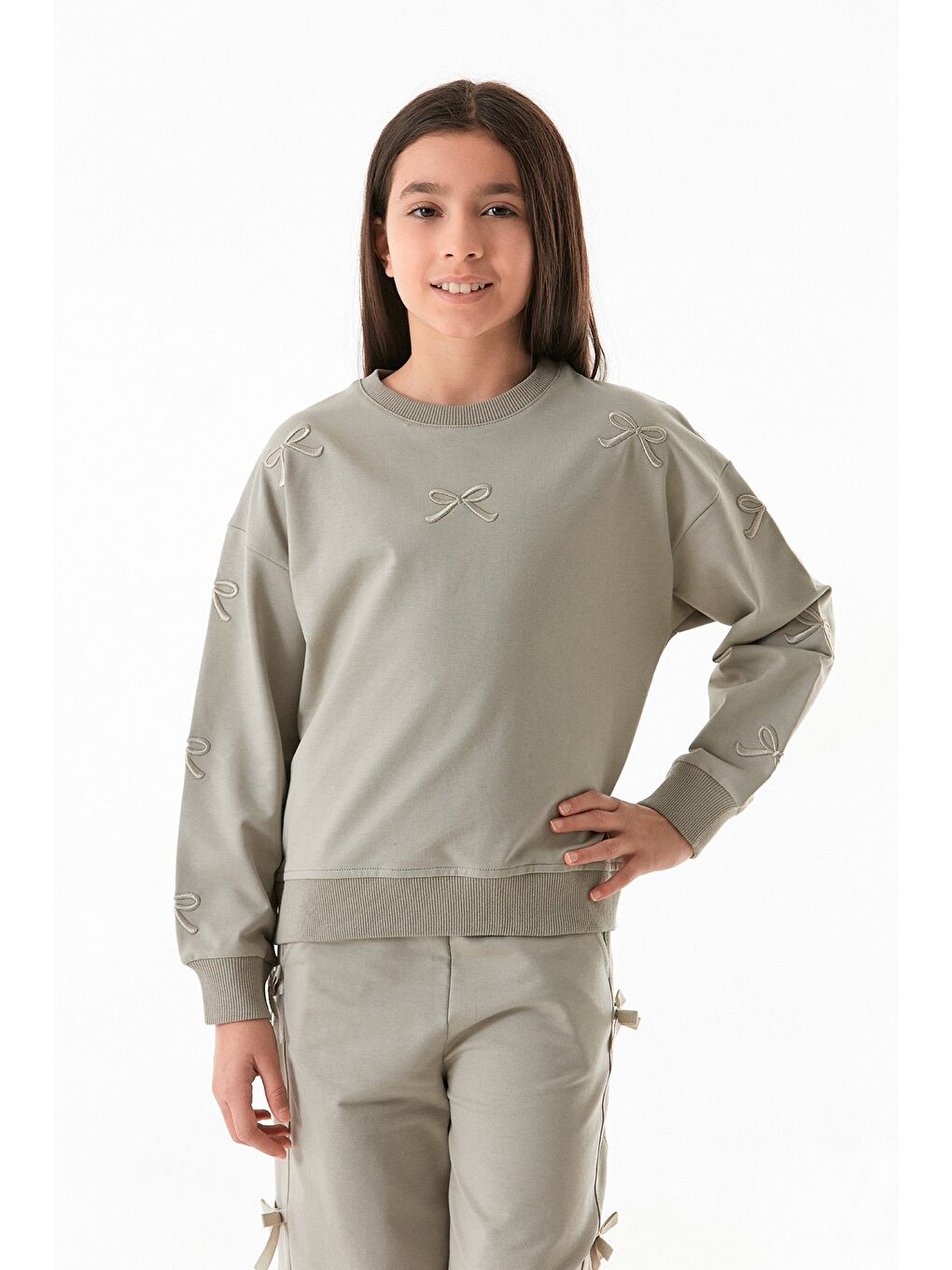 Haki Fiyonk Nakışlı Beli Lastikli Kız Çocuk Sweatshirt-1