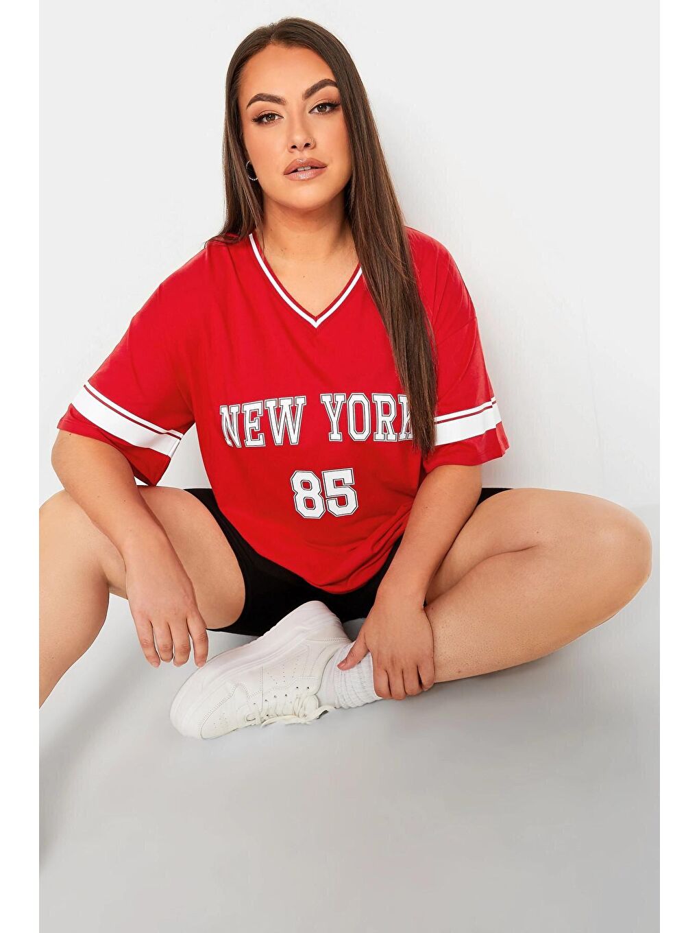 Kırmızı Büyük Beden Önü Baskılı V Yaka Yarım Kollu Uzun Kesim Tişört 321023-3