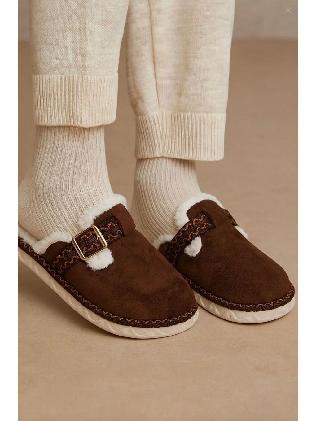 Kahverengi Toka Detaylı İçi Kürklü Ev Terliği-1