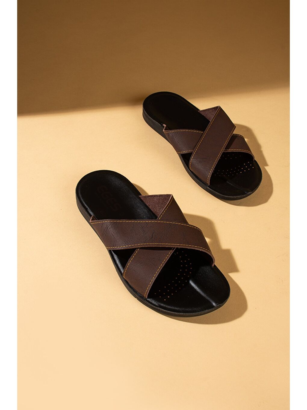 Kahverengi Dikiş Detaylı Çapraz Bantlı Comfort Taban Erkek Terlik EY24-120-1