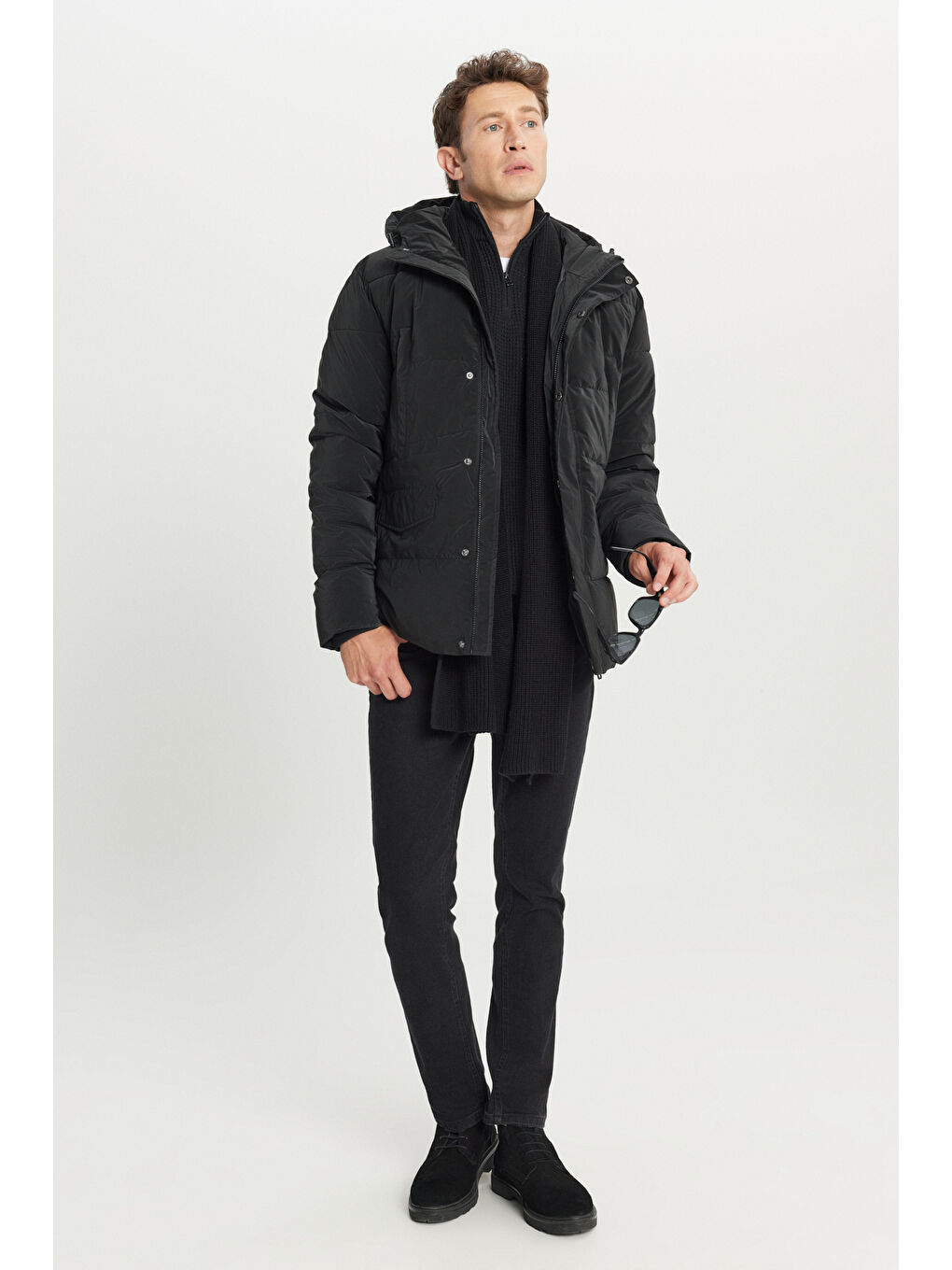 Erkek Siyah Standart Fit Normal Kesim Dik Yaka Kapüşonlu Kapak Cepil Şişme Mont-1