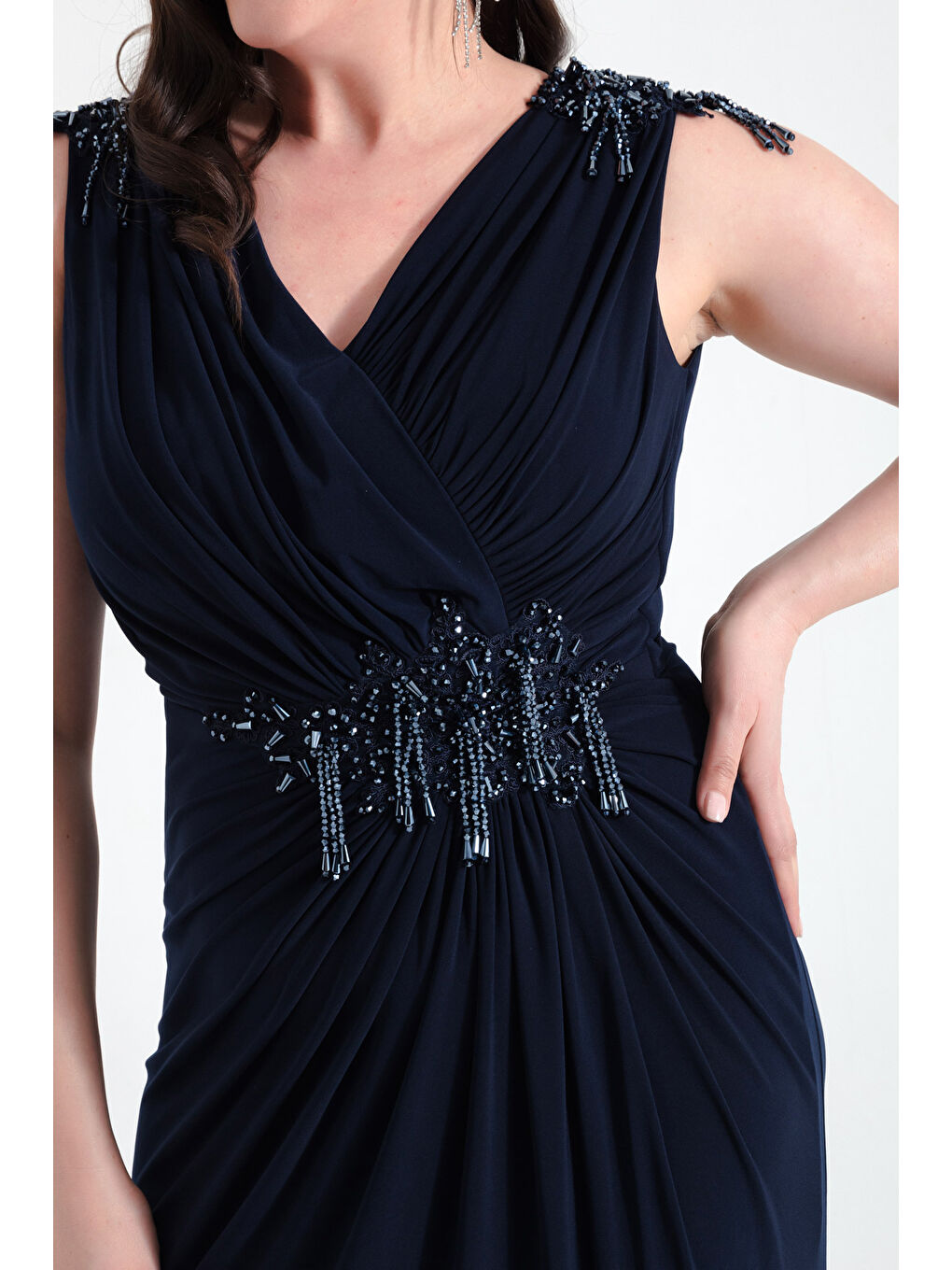 Kadın Lacivert V Yaka Omuzları Taş Detaylı Büyük Beden Uzun Abiye Elbise-3