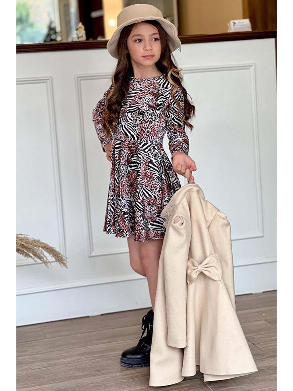 Ekru Kız Çocuk Leopar Desen Elbise Taş İşleme Yaka Boydan Düğme ve Kemer Detaylı Krem Kaşe Kaban-1