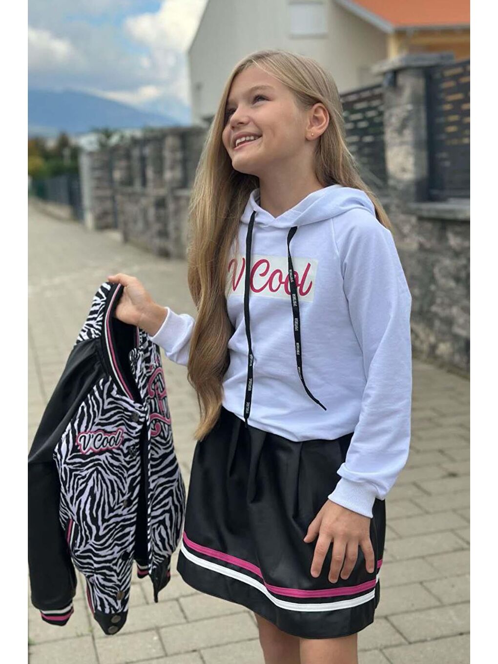 Kız Çocuk V Cool Yazı Baskılı Sweatshirt Zebra ve Pembe Şerit Detaylı Deri Ceketli Etekli Takım-1