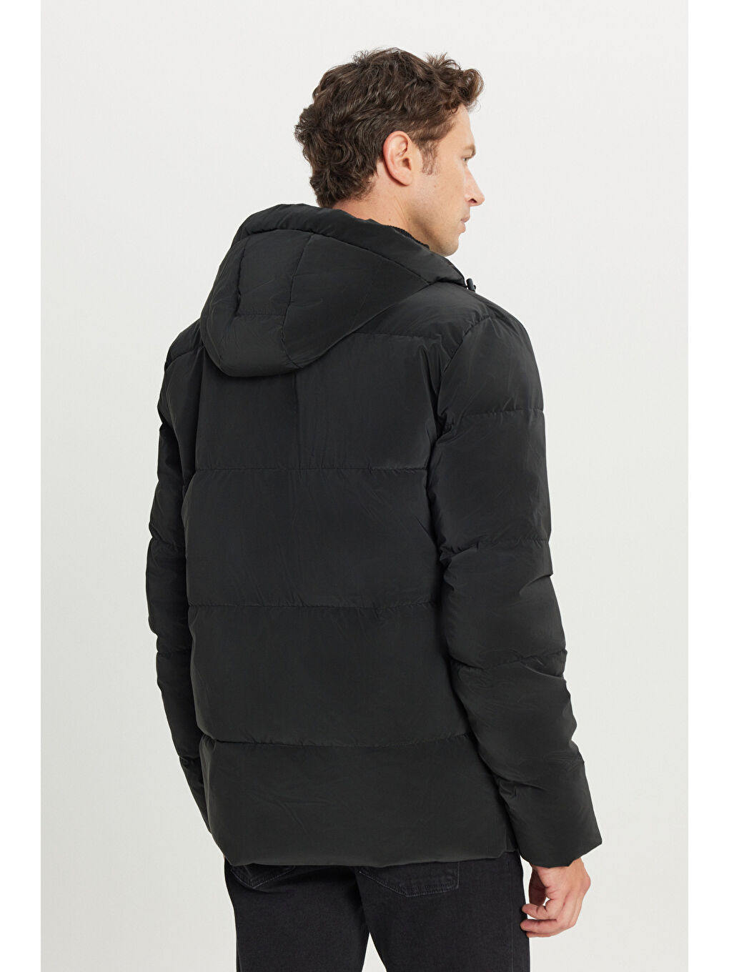 Erkek Siyah Standart Fit Normal Kesim Dik Yaka Kapüşonlu Kapak Cepil Şişme Mont-4