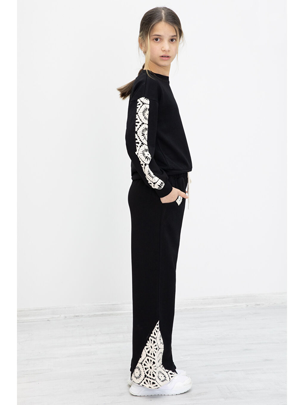 Siyah Dantel İşlemeli Geniş Paça Pantolonlu Kız Çocuk Takım 19981-1