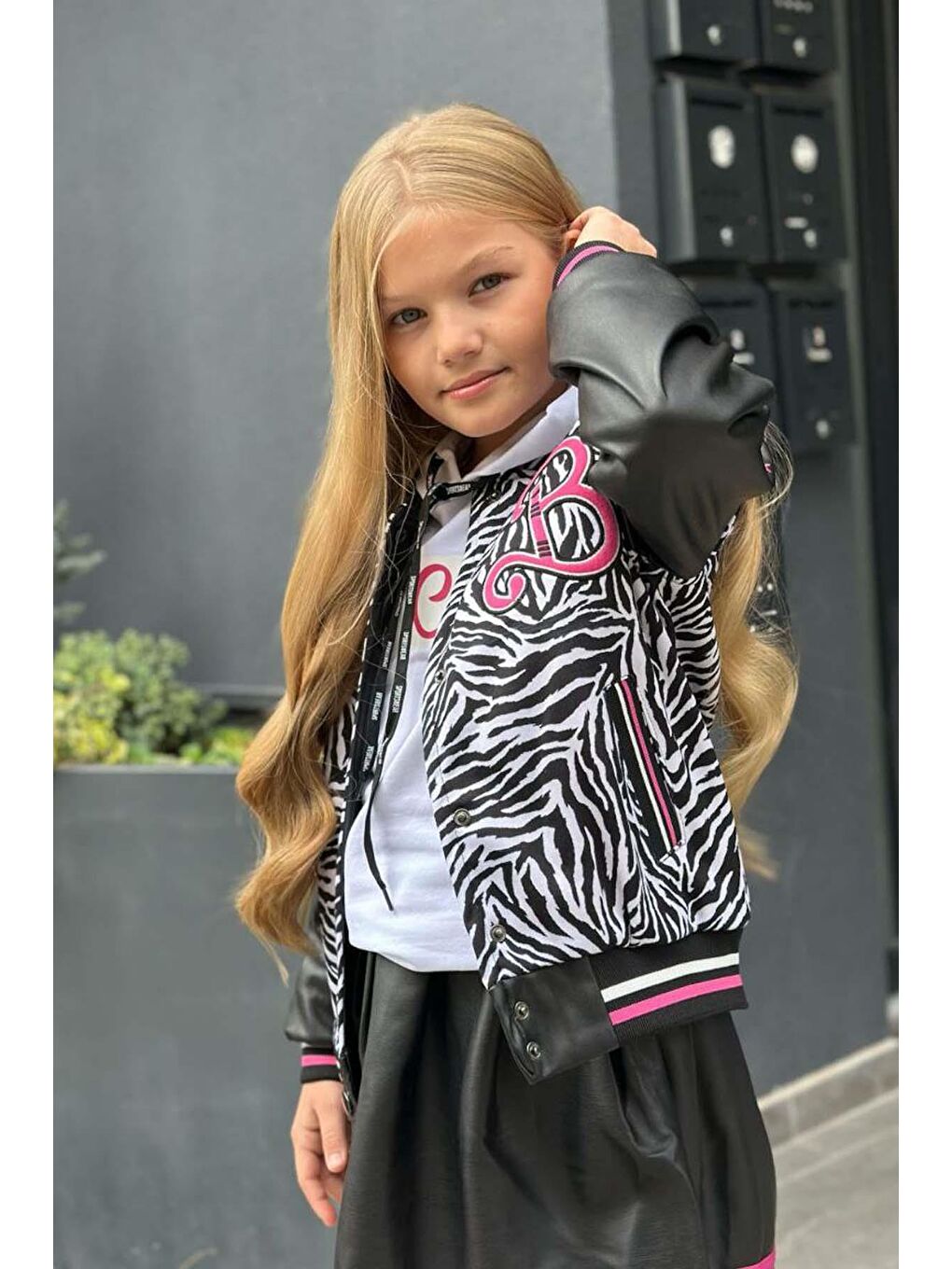 Kız Çocuk V Cool Yazı Baskılı Sweatshirt Zebra ve Pembe Şerit Detaylı Deri Ceketli Etekli Takım-2