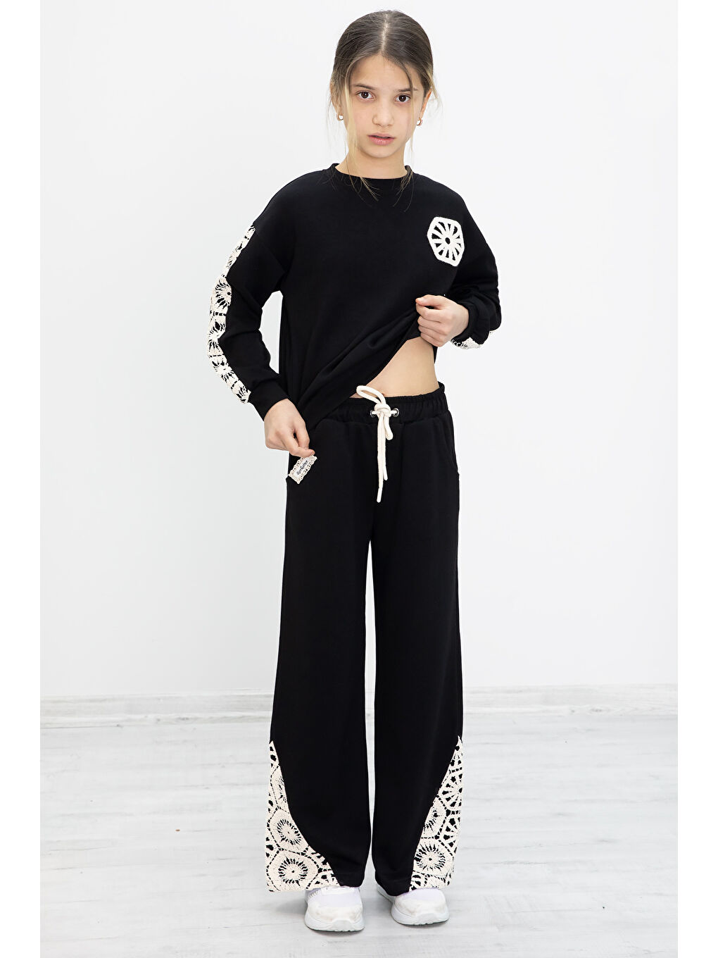 Siyah Dantel İşlemeli Geniş Paça Pantolonlu Kız Çocuk Takım 19981-4